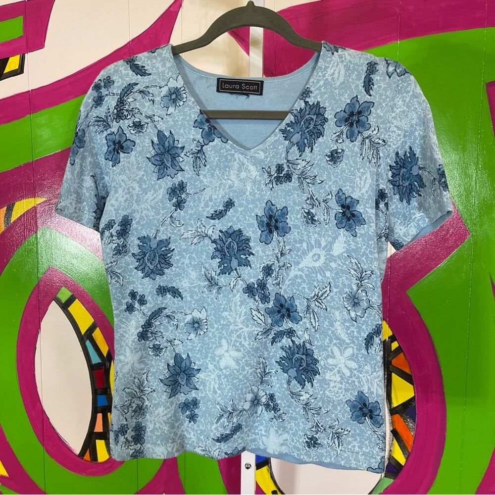 Laura Scott, Floral V-Neck Shirt. Similar to a size SP. Excellent condition!
